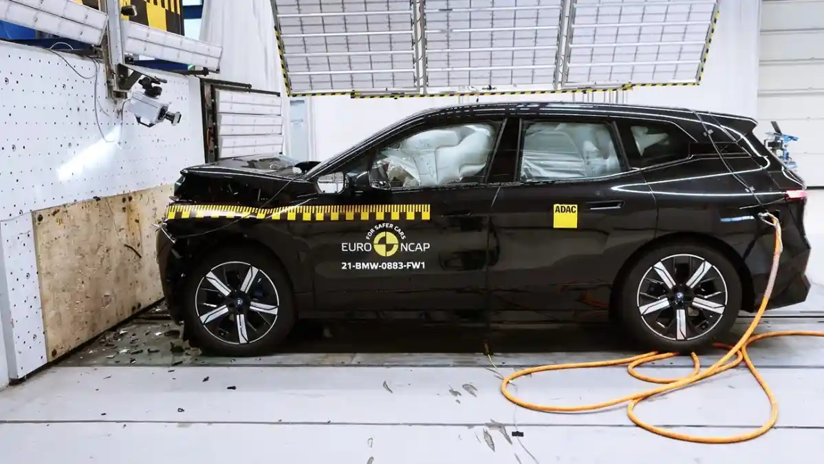 Foto - BMW Pakai AI Untuk Menghasilkan Lebih Banyak Data Hasil Crash Test