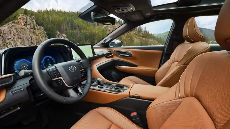 Foto - Toyota Crown Signia Resmi Diperkenalkan, Jadi Model Ke-4 Crown