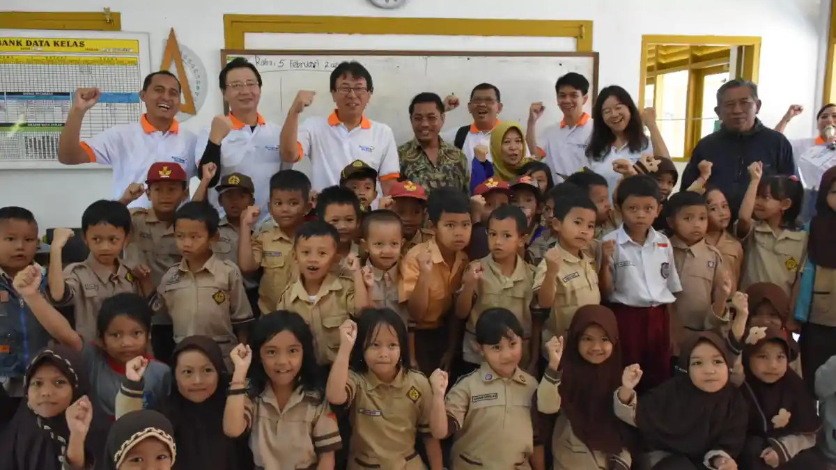 Foto - Mitsubishi Fuso Serahkan Bantuan Perbaikan Sarana Pendidikan Di Ciawi