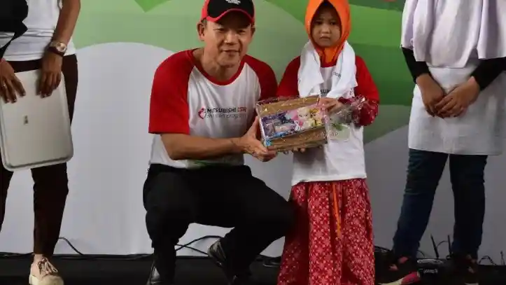 Foto - Tanggung Jawab Sosial, Mitsubishi Jadi 'Orang Tua' Anak-anak Yatim