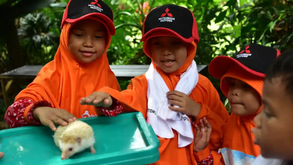 Foto - Tanggung Jawab Sosial, Mitsubishi Jadi 'Orang Tua' Anak-anak Yatim