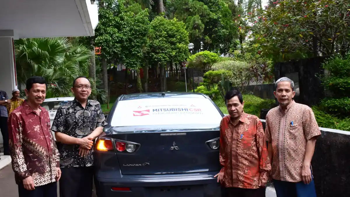 Foto - Mitsubishi Berikan 3 Mobil Untuk Pendidikan