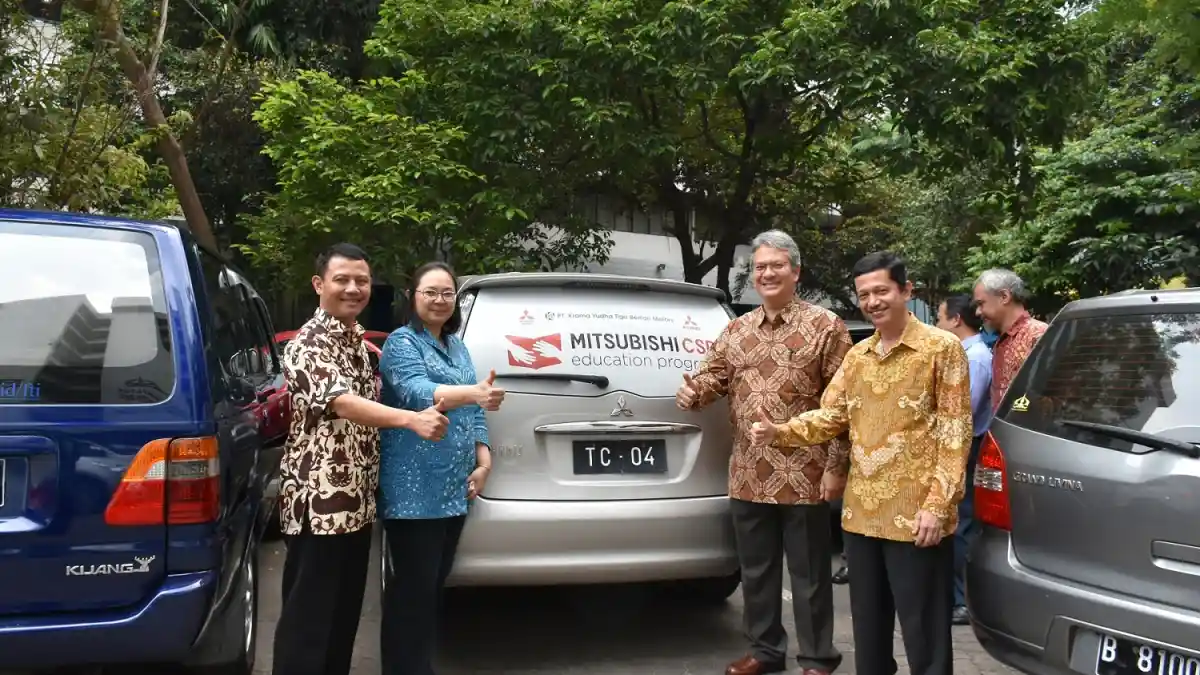 Foto - Mitsubishi Berikan 3 Mobil Untuk Pendidikan