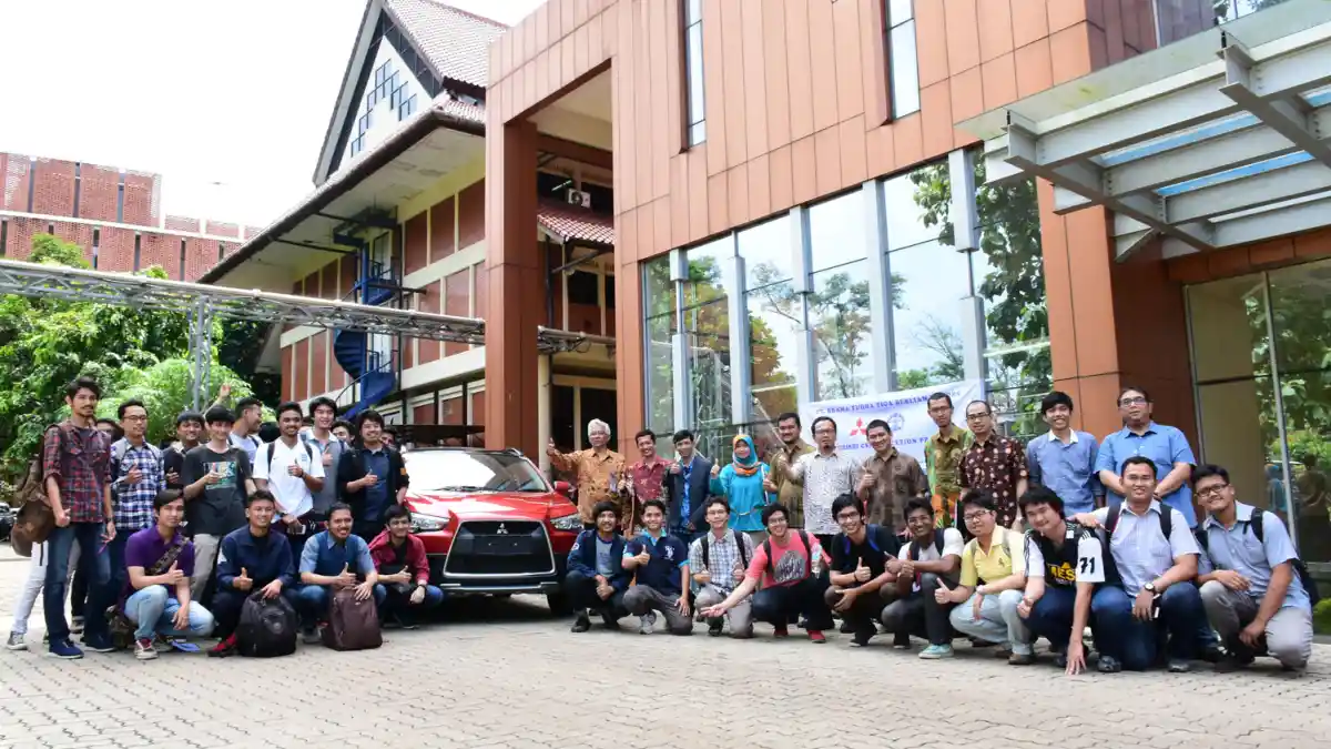 Foto - Mitsubishi Berikan 3 Mobil Untuk Pendidikan