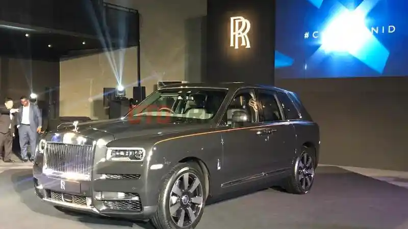 Foto - Harga 1 Unit Rolls Royce Cullinan Setara 31 Unit Wuling Almaz