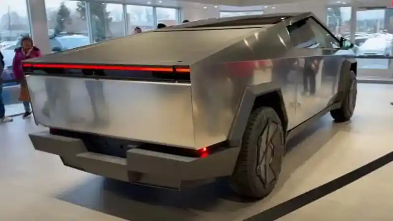 Mobil Listrik - Tesla Cybertruck Berkendala Pada Reparasi Bodi Yang Mahal?