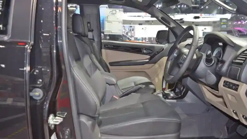 Foto - Isuzu D-Max Stealth Edition Muncul di Thailand. Apa Bedanya Dengan Varian Lain?