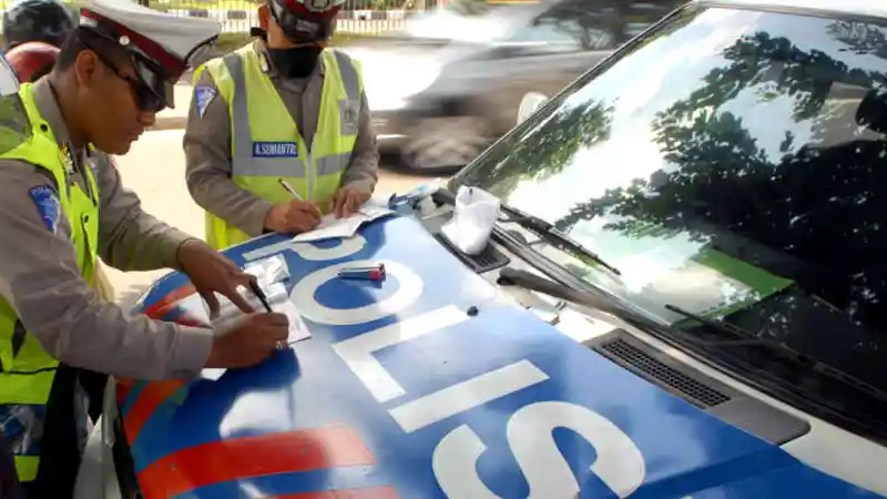 Tips - Daftar Pelanggaran Lalu Lintas Berserta Dendanya