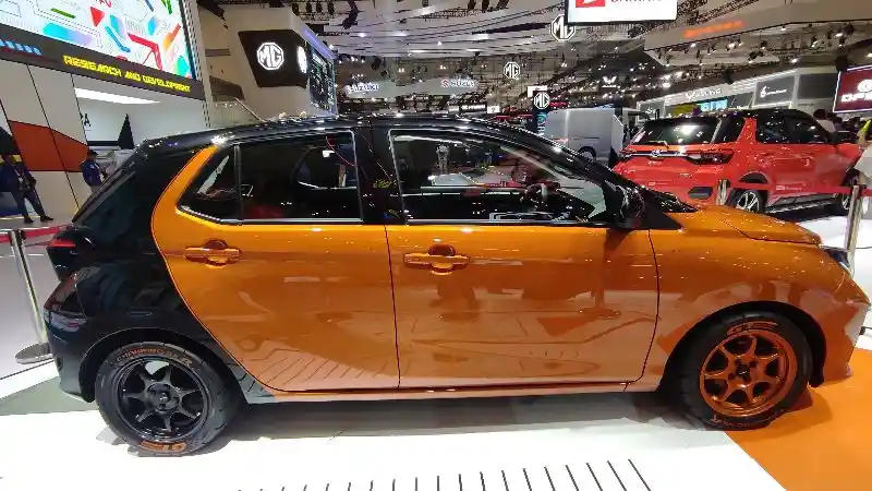 Foto - Daihatsu Tampilkan Ayla Sport dengan Sentuhan Dua Warna