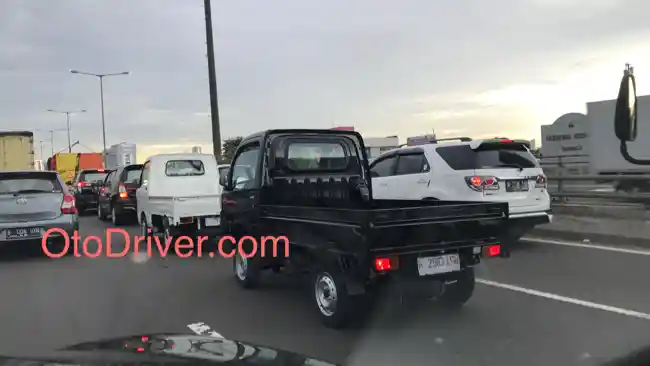 Foto - SPY SHOT: Daihatsu Hi-Max Kepergok Di Tol Jakarta