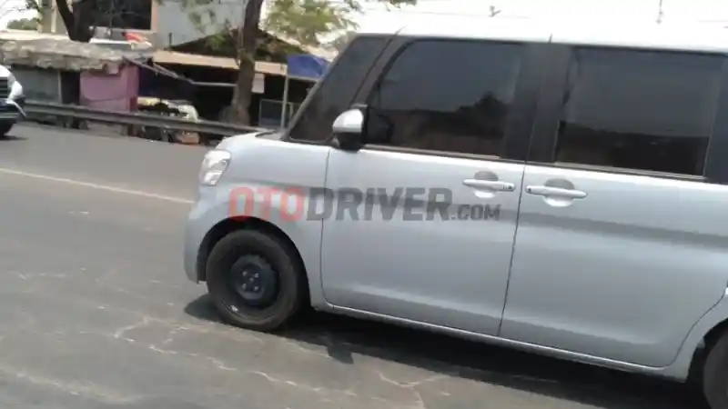 Foto - Daihatsu Tanto Kepergok Sedang Dites di Karawang
