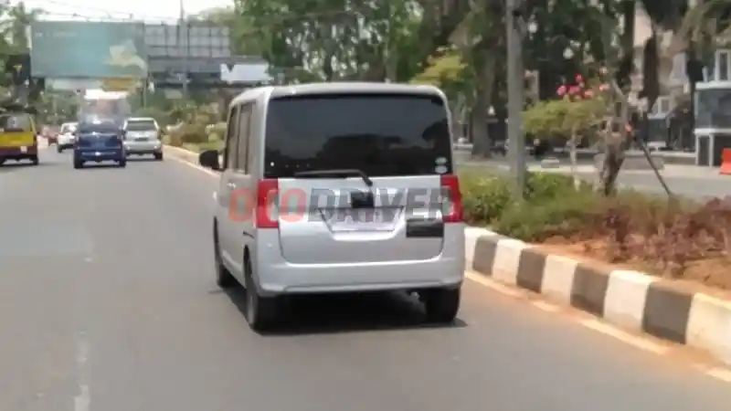 Foto - Daihatsu Tanto Kepergok Sedang Dites di Karawang