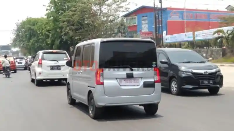 Foto - Daihatsu Tanto Kepergok Sedang Dites di Karawang
