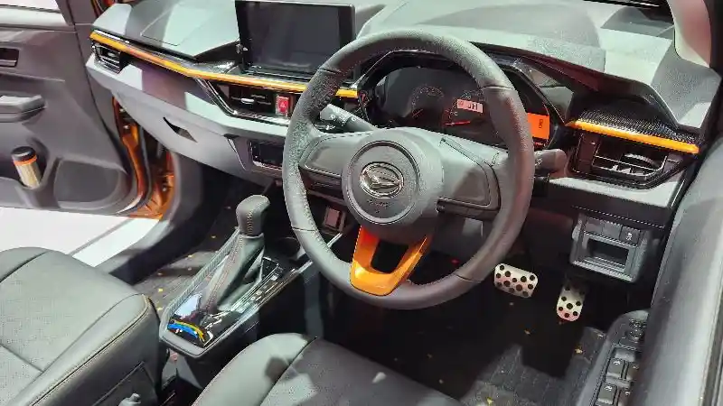 Foto - Daihatsu Tampilkan Ayla Sport dengan Sentuhan Dua Warna