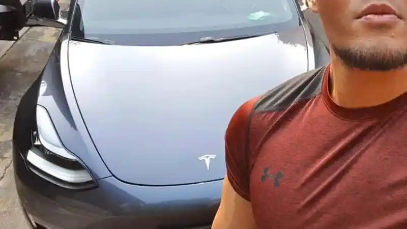 Berita - Deddy Corbuzier Jadi Pemilik Pertama Tesla Model 3 Warna Ini