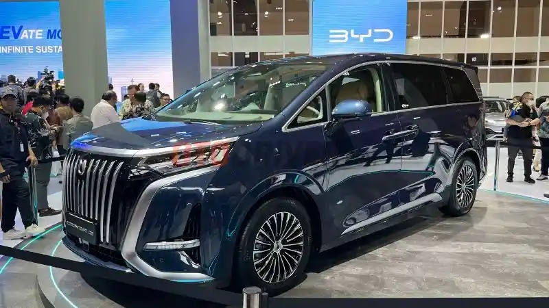 Mobil Listrik - Melihat Mewahnya Denza D9 di Booth BYD, Lawan Alphard Bertenaga Listrik 