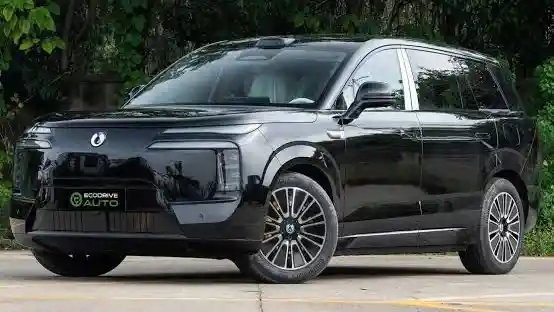 Foto - Denza N8L Isi Daya Penuh Cuma 9 Menit, Siap Dijual Rp 900 Jutaan