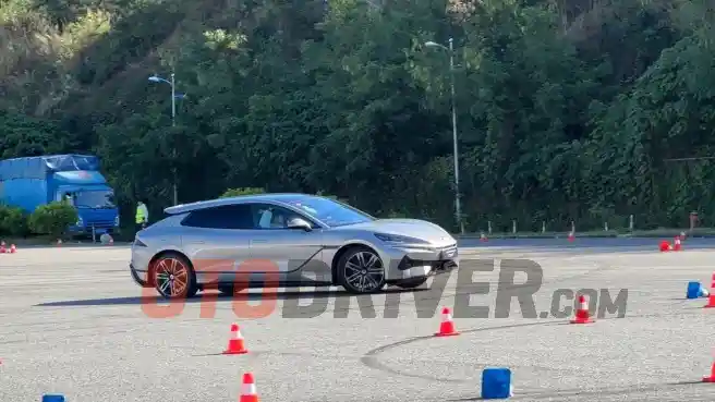 First Drive - Mencicip Langsung Denza Z9 GT Di China