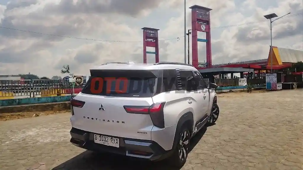Foto - Mitsubishi Destinator Diuji Jakarta-Palembang PP, Seberapa Nyaman?