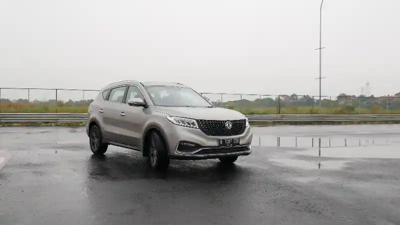 Foto - Menilik Fitur-Fitur SUV Baru DFSK Seharga RP 300 Jutaan