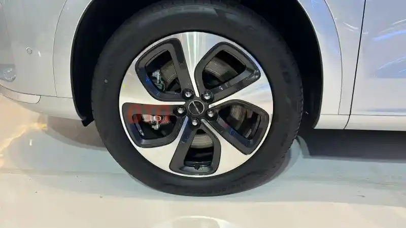 Foto - DFSK Perlihatkan Kasta Tertinggi Mobil Listriknya, SERES 7 di Surabaya