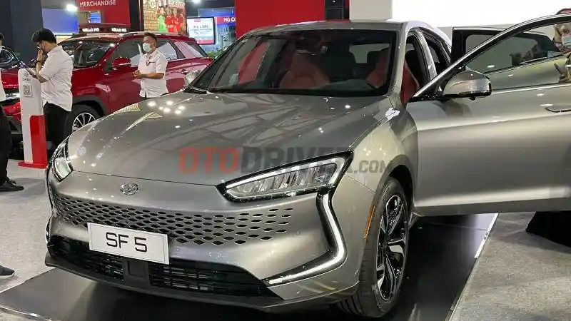 Foto - DFSK Pamerkan Mobil Listrik Modern di IIMS 2022