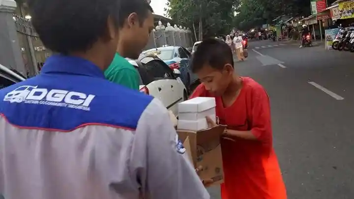 Foto - Datsun GO+ Community Indonesia Chapter Yogyakarta Bagi-bagi Ratusan Takjil Gratis