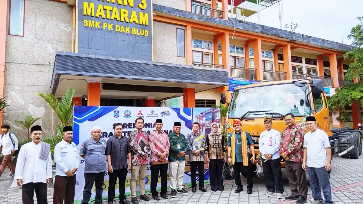 Truk - KTB Donasikan Mitsubishi Fuso Fighter Ke SMK Negeri 3 Mataram