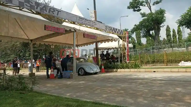 Berita - Ada Beetle hingga Combi, Intip Serunya Drag Race VW 2022 yang Berlangsung di Adhi City Sentul