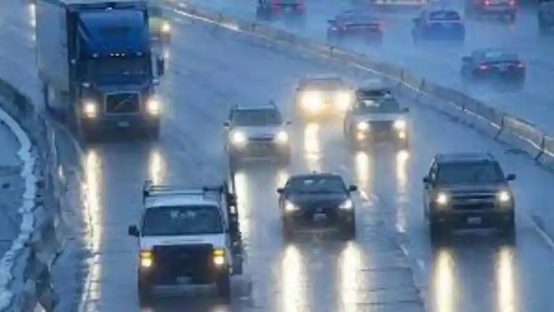 Foto - Penting, Nyalakan Lampu Saat Hujan Di Siang Hari