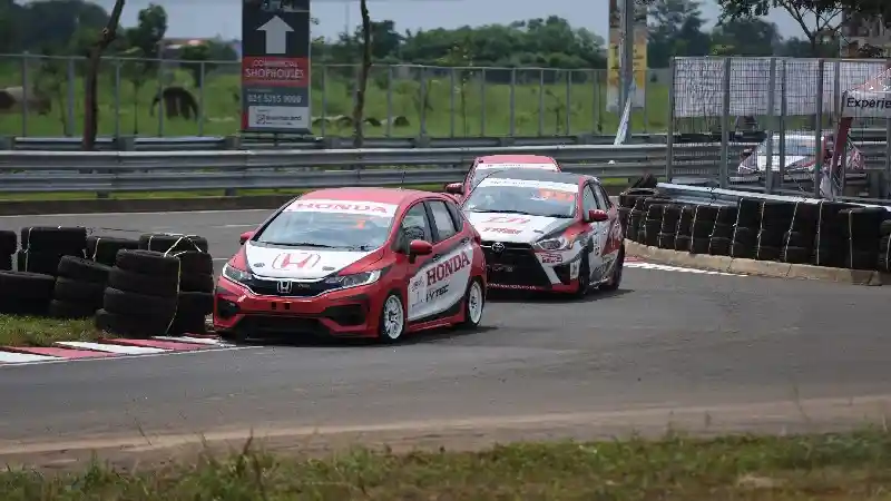 Berita - Jazz Masih Memuaskan Honda di Sirkuit Walau Kompetisi Berat