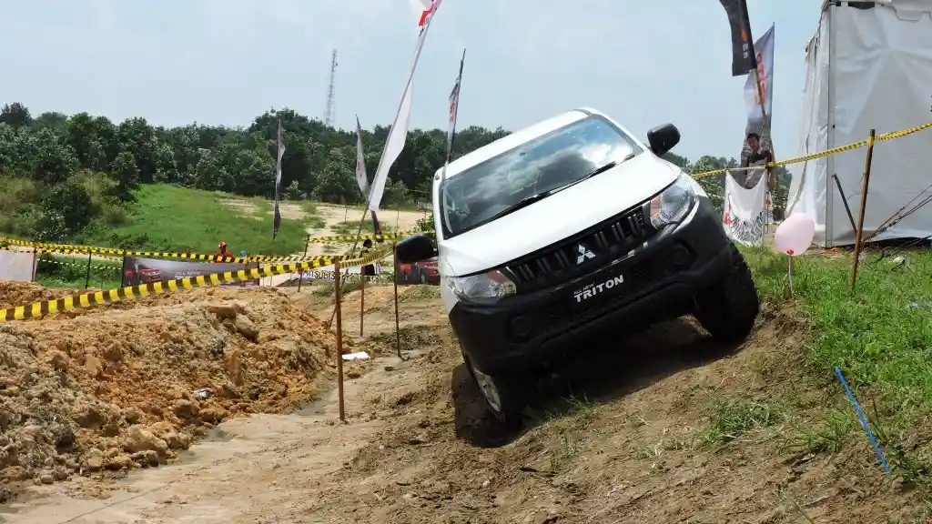 Foto - Tes Langsung All New Triton Di Jalur Ekstrem. Seberapa Tangguh?