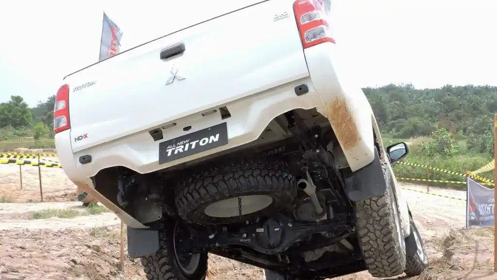 Foto - Tes Langsung All New Triton Di Jalur Ekstrem. Seberapa Tangguh?