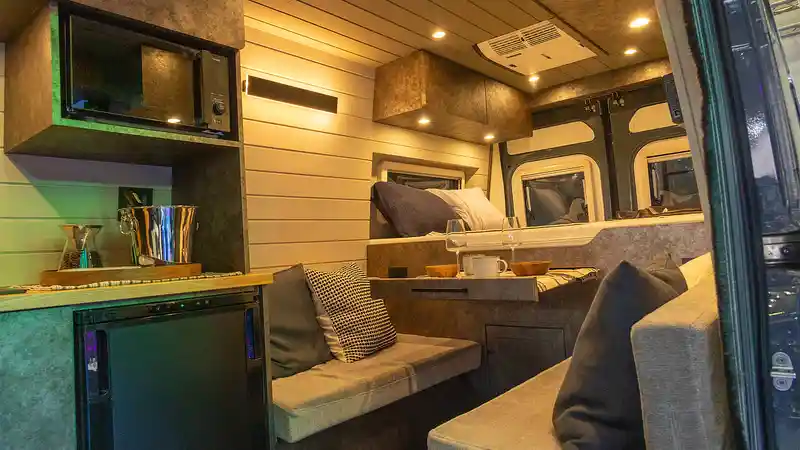 Foto - Kayaba Bikin Van Offroad Di Tokyo Auto Salon 2024