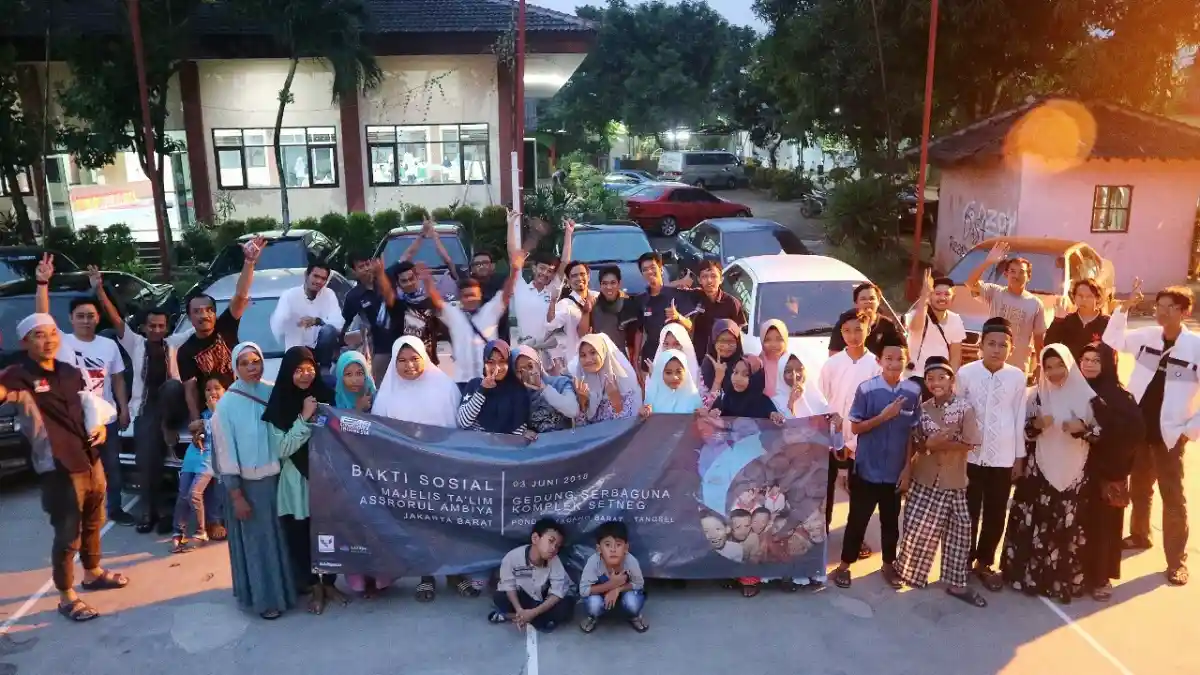 Foto - Para Pengguna Sedan BMW ini Ajak Anak-anak Yatim Konvoi 