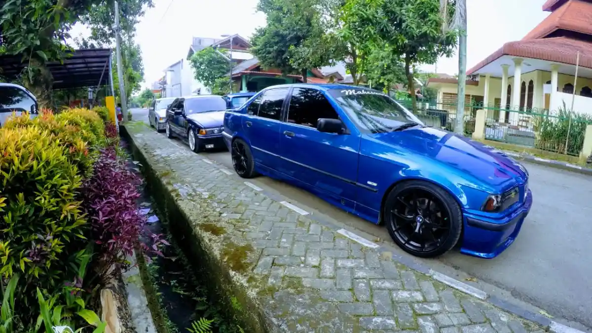 Foto - Para Pengguna Sedan BMW ini Ajak Anak-anak Yatim Konvoi 