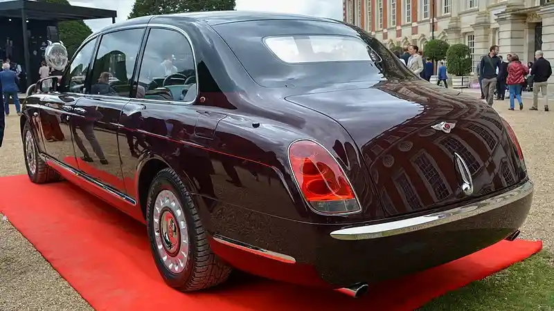 Foto - Bentley State Limousine Tunggangan Ratu Elizabeth II, Mobil Kenegaraan Termahal di Dunia