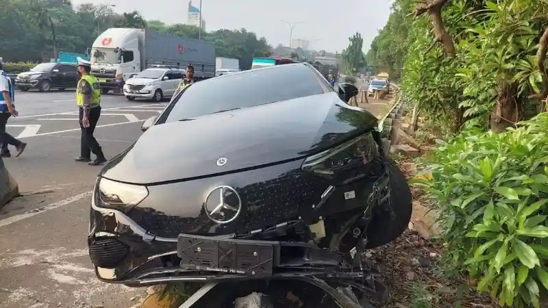 Berita - Kecelakaan Mercedes-Benz EQE Disebabkan Fitur Canggih? 