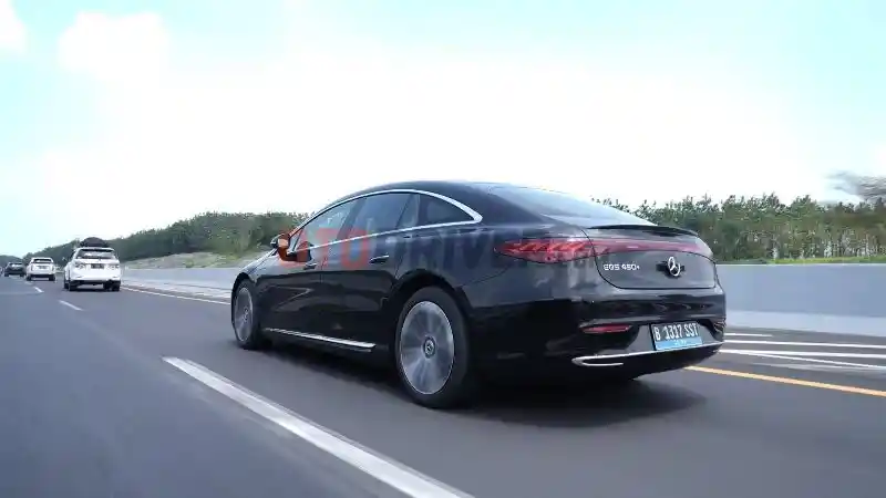 Foto - Mudik In Style 2023 Mercedes-EQ EQS 450+ : Mewah Namun Operasional Murah