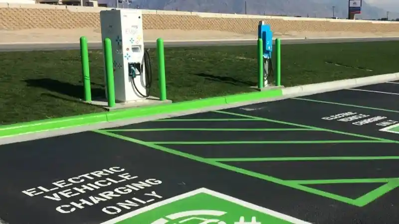 Foto - Inggris Larang Penjualan Mobil Mesin Bakar di 2030