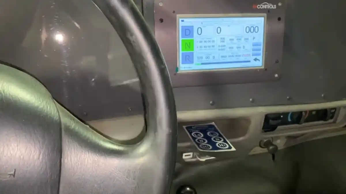 Foto - Ini Yang Terjadi Bila Truk Ford F-450 Dikawinkan Dengan Tesla 