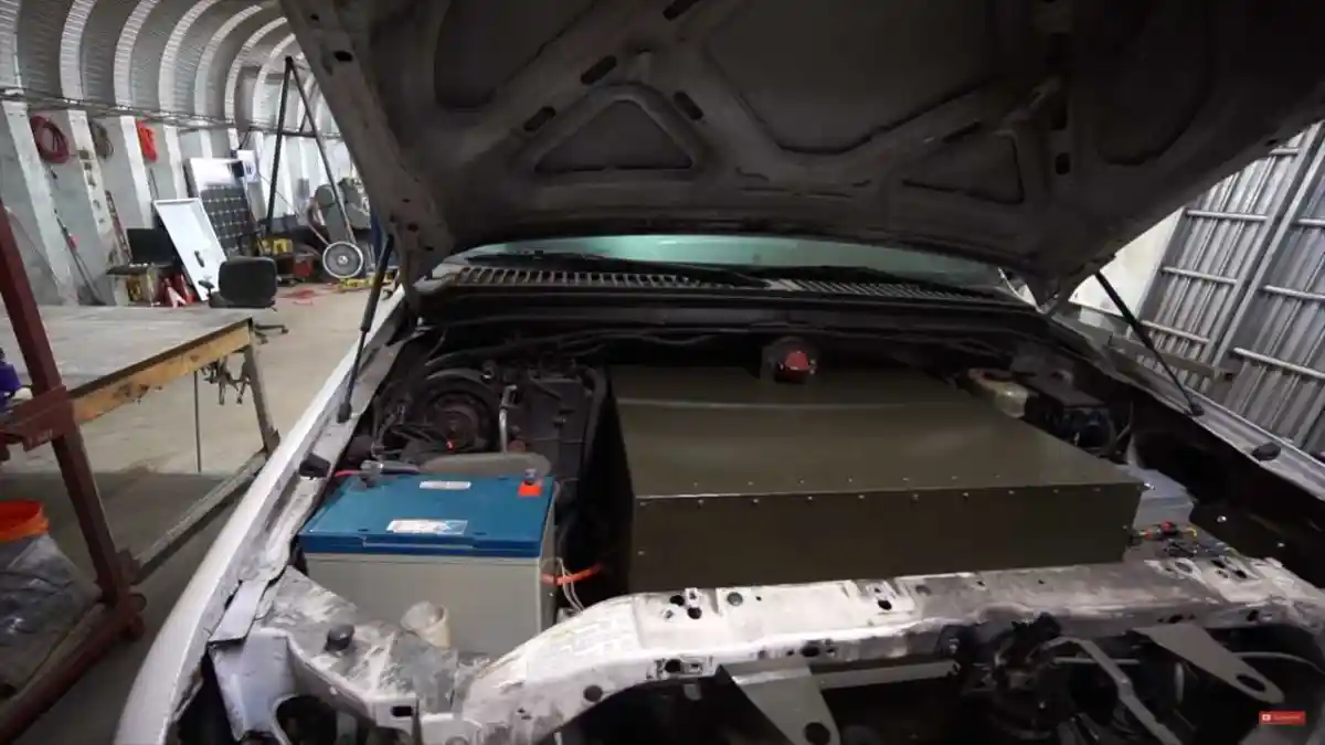 Foto - Ini Yang Terjadi Bila Truk Ford F-450 Dikawinkan Dengan Tesla 