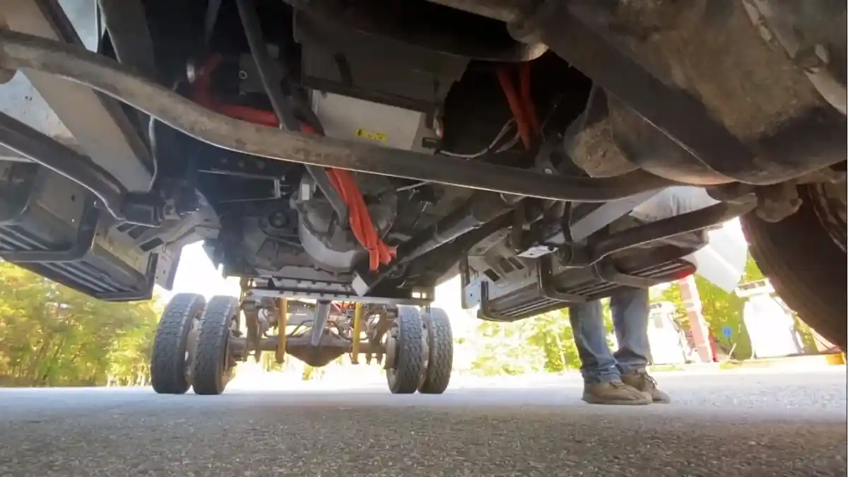 Foto - Ini Yang Terjadi Bila Truk Ford F-450 Dikawinkan Dengan Tesla 