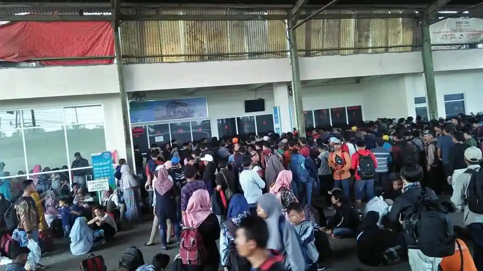 Foto - Libur Tahun Baru, Agen dan Pool PO Sinar Jaya Sesak!