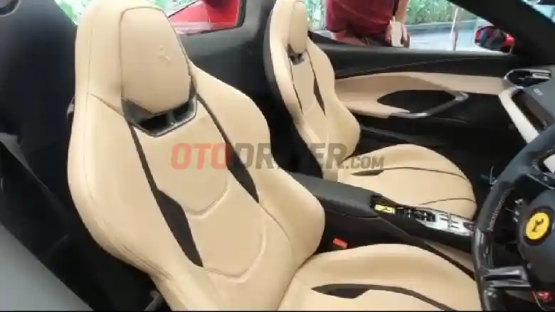 Foto - Harap Bersabar, Beli Ferrari 296 GTS Inden Sampai 2025