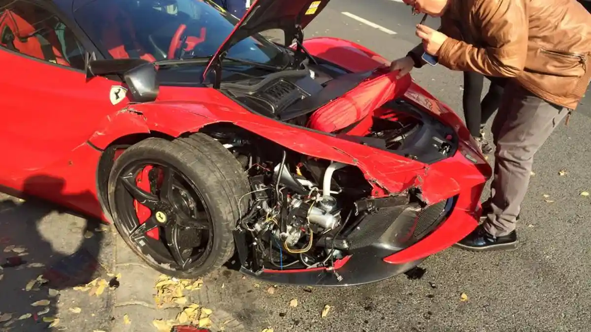 Berita - LaFerrari Hancur Akibat Sopir Ugal-Ugalan