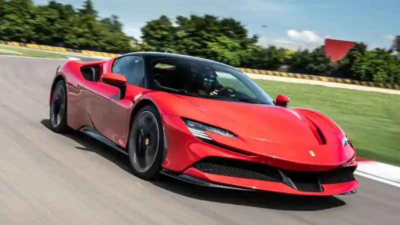 Berita - Mobil Hybrid Pertama Ferrari Harus Ditunda Kehadirannya
