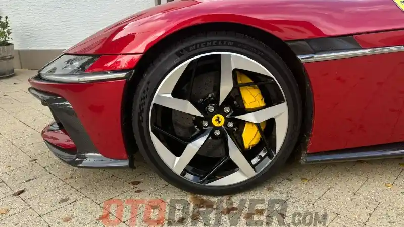 Foto - FIRST DRIVE: Ferrari 12 Cilindri, V12 Bertenaga Yang Tetap Nyaman di Jalan Raya