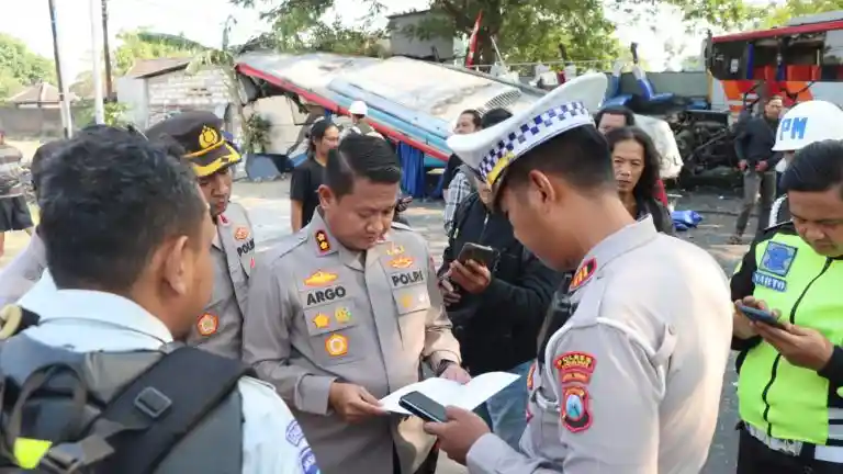 Foto - Fakta-fakta Bus Eka dan Sugeng Rahayu Tabrakan Hebat di Ngawi