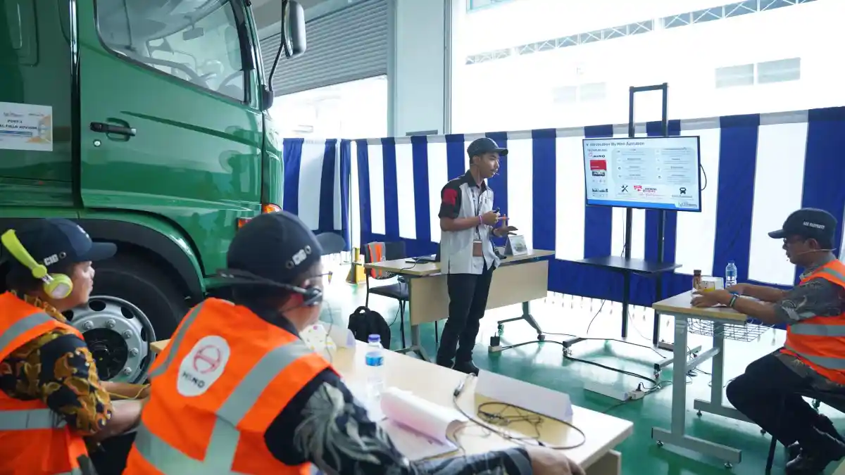 Foto - Hino Naikkan Terus Kompetensi Awak Dealer 